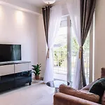Brand New & Comfort L & L ,free Parking + Close To