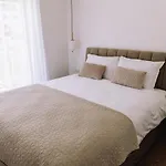 Apartment Brand New & Comfort L & L ,free Parking + Close To *