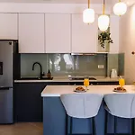 Brand New & Comfort L & L ,free Parking + Close To Apartmán *