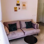 Brand New & Comfort L & L ,free Parking + Close To