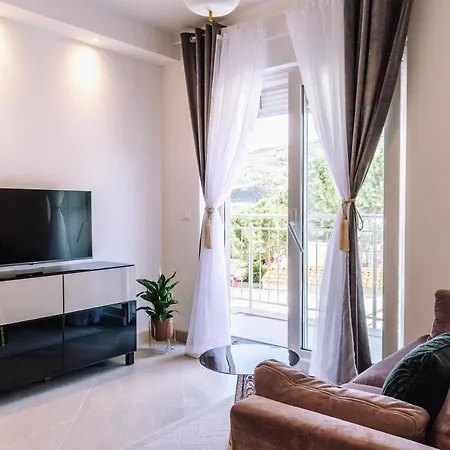 Brand New & Comfort L & L ,free Parking + Close To