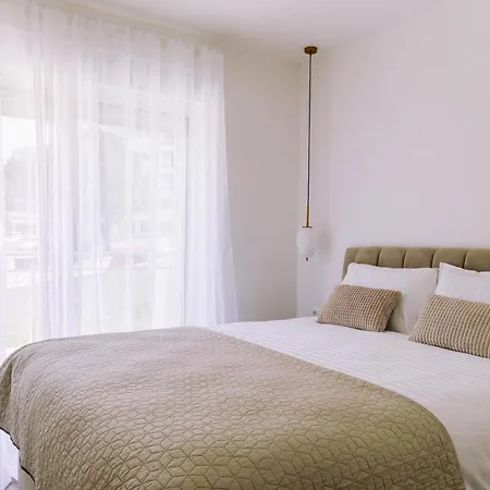 Brand New & Comfort L & L ,free Parking + Close To