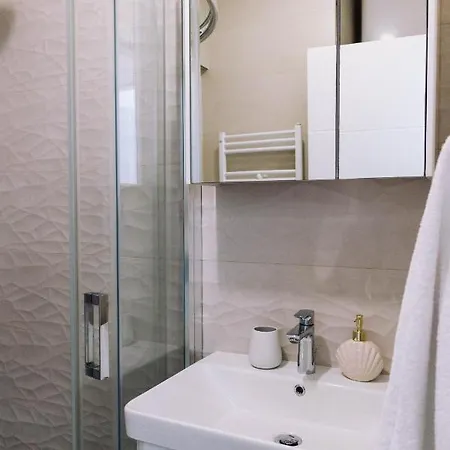 Brand New & Comfort L & L ,free Parking + Close To Apartman *