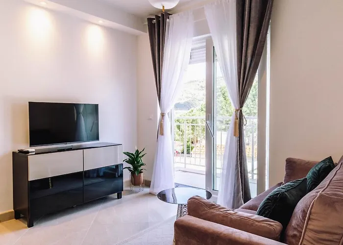 Brand New & Comfort L & L ,free Parking + Close To