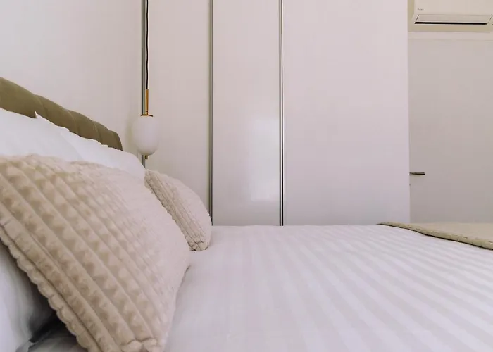 Apartment Brand New & Comfort L & L ,free Parking + Close To *