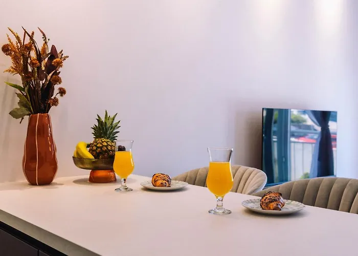 Apartment Brand New & Comfort L & L ,free Parking + Close To