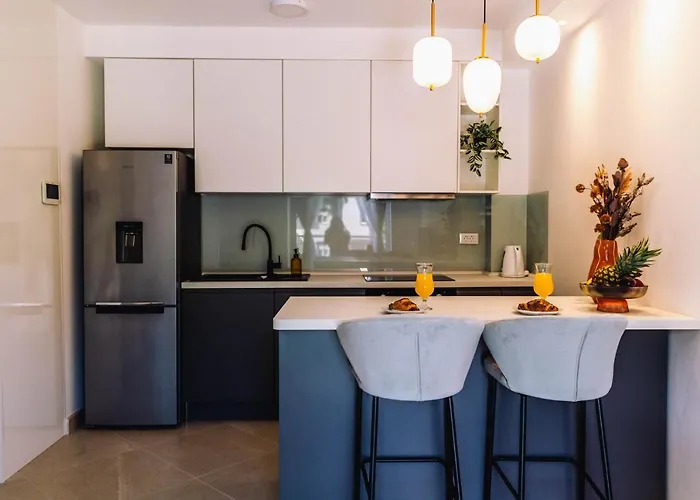 Apartment Brand New & Comfort L & L ,free Parking + Close To *