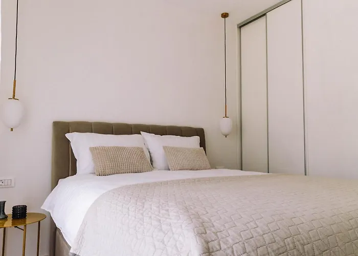 Apartment Brand New & Comfort L & L ,free Parking + Close To *