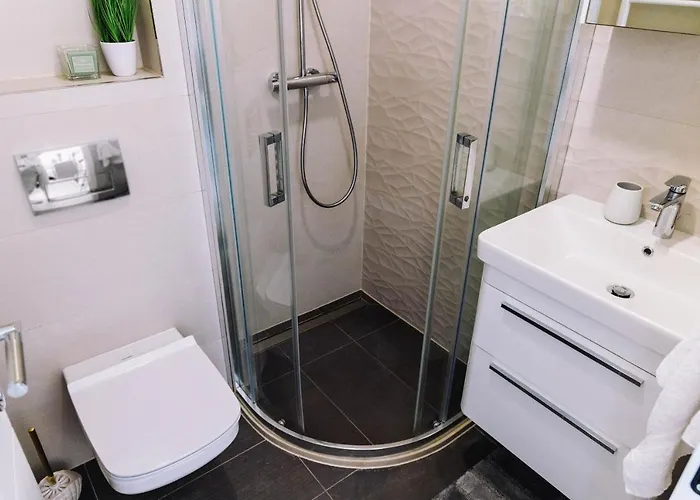 Apartment Brand New & Comfort L & L ,free Parking + Close To