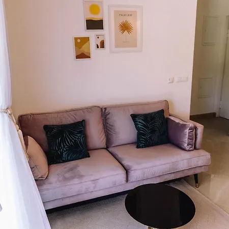 Brand New & Comfort L & L ,free Parking + Close To