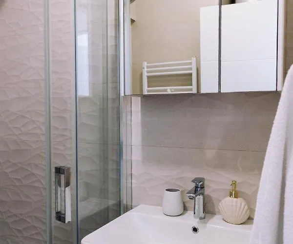 Brand New & Comfort L & L ,free Parking + Close To Apartamento *